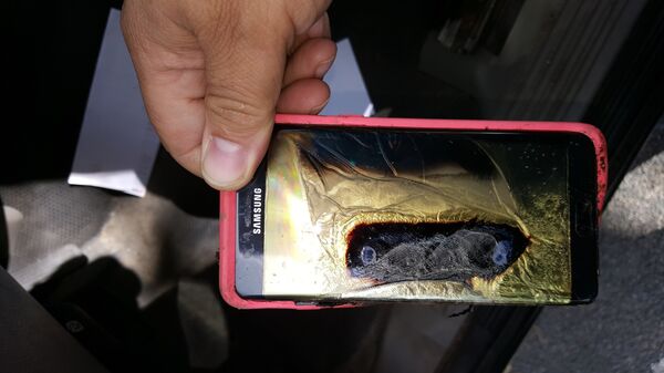 This Friday, Oct. 7, 2016, photo provided by Andrew Zuis, of Farmington, Minn., shows the replacement Samsung Galaxy Note 7 phone belonging to his 13-year-old daughter Abby, that melted in her hand earlier in the day This Friday, Oct. 7, 2016, photo provided by Andrew Zuis, of Farmington, Minn., shows the replacement Samsung Galaxy Note 7 phone belonging to his 13-year-old daughter Abby, that melted in her hand earlier in the day - Sputnik International