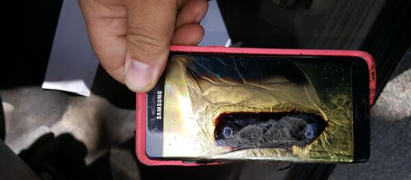This Friday, Oct. 7, 2016, photo provided by Andrew Zuis, of Farmington, Minn., shows the replacement Samsung Galaxy Note 7 phone belonging to his 13-year-old daughter Abby, that melted in her hand earlier in the day - Sputnik International