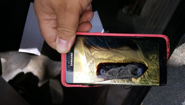 This Friday, Oct. 7, 2016, photo provided by Andrew Zuis, of Farmington, Minn., shows the replacement Samsung Galaxy Note 7 phone belonging to his 13-year-old daughter Abby, that melted in her hand earlier in the day - Sputnik International