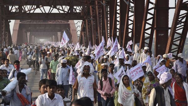 Hindu pilgrims hold religious flags and walk on a crowded bridge after a stampede on the same bridge on the outskirts of Varanasi, India, Saturday, Oct. 15, 2016 - Sputnik International