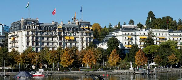 A boat is pictured on Lake Leman in front of the Beau-Rivage Palace during Syria talks in Lausanne, Switzerland, October 15, 2016 - Sputnik International