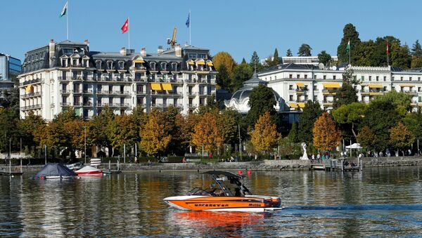A boat is pictured on Lake Leman in front of the Beau-Rivage Palace during Syria talks in Lausanne, Switzerland, October 15, 2016 - Sputnik International
