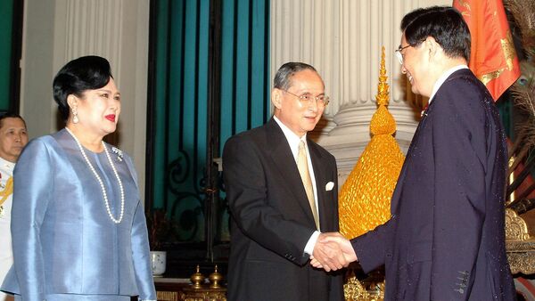 Chinese President Hu Jintao (R) shakes hands with Thai King Bhumibol Adulyadej (C) as Thai Queen Sirikit (L) looks on at the Chakri Mahaprasat Throne Hall at the Grand Palace in Bangkok, 20 October 2003 - Sputnik International