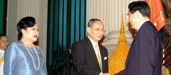 Chinese President Hu Jintao (R) shakes hands with Thai King Bhumibol Adulyadej (C) as Thai Queen Sirikit (L) looks on at the Chakri Mahaprasat Throne Hall at the Grand Palace in Bangkok, 20 October 2003 Chinese President Hu Jintao (R) shakes hands with Thai King Bhumibol Adulyadej (C) as Thai Queen Sirikit (L) looks on at the Chakri Mahaprasat Throne Hall at the Grand Palace in Bangkok, 20 October 2003 - Sputnik International