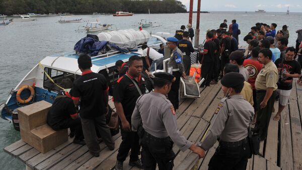 Police conduct investigations on a speedboat following an explosion on the vessel in Karang Asem, Indonesia's resort island of Bali, on September 15, 2016 - Sputnik International