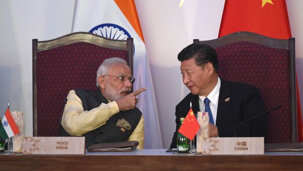 India Prime Minister Narendra Modi (L) gestures while talking with China's President Xi Jingping during the BRICS leaders' meeting with the BRICS Business Council at the Taj Exotica hotel in Goa on October 16, 2016 - Sputnik International