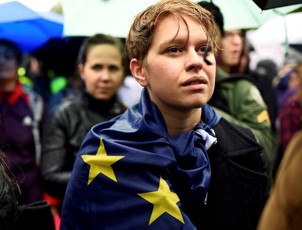 Demonstrators take part in a protest aimed at showing London's solidarity with the European Union following the recent EU referendum, inTrafalgar Square, central London, Britain June 28, 2016. Demonstrators take part in a protest aimed at showing London's solidarity with the European Union following the recent EU referendum, inTrafalgar Square, central London, Britain June 28, 2016. - Sputnik International