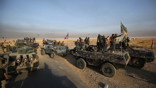 Iraqi forces deploy in the area of al-Shourah, some 45 kms south of Mosul, as they advance towards the city to retake it from the Islamic State (IS) group jihadists, on October 17, 2016. Iraqi Prime Minister Haider al-Abadi announced earlier in the day that the long-awaited operation to recapture Mosul was under way - Sputnik International