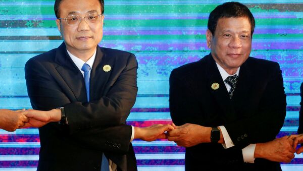 Chinese Premier Li Keqiang and Philippines President Rodrigo Duterte pose for photo during the ASEAN Plus Three Summit in Vientiane, Laos September 7, 2016. - Sputnik International