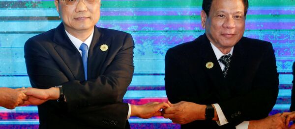 Chinese Premier Li Keqiang and Philippines President Rodrigo Duterte pose for photo during the ASEAN Plus Three Summit in Vientiane, Laos September 7, 2016. Chinese Premier Li Keqiang and Philippines President Rodrigo Duterte pose for photo during the ASEAN Plus Three Summit in Vientiane, Laos September 7, 2016. - Sputnik International