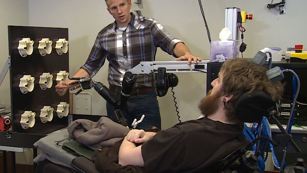 Mind-controlled robot arm enables paralyzed man in the US to feel again - Sputnik International