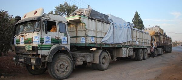 Trucks carrying aid are seen on the side of the road in the town of Orum al-Kubra on the western outskirts of the northern Syrian city of Aleppo on September 20, 2016 Trucks carrying aid are seen on the side of the road in the town of Orum al-Kubra on the western outskirts of the northern Syrian city of Aleppo on September 20, 2016 - Sputnik International