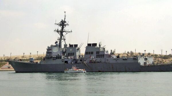 U.S. destroyer USS Mason sails in the Suez canal in Ismailia, Egypt. - Sputnik International