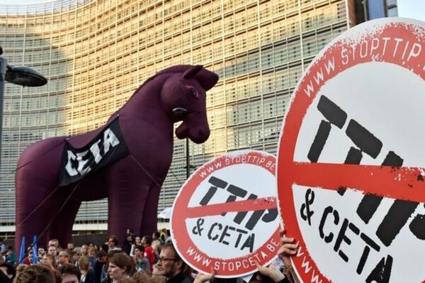 Thousands of people demonstrate against the Transatlantic Trade and Investment Partnership (TTIP) and the EU-Canada Comprehensive Economic and Trade Agreement (CETA) in the centre of Brussels, Belgium September 20, 2016 Thousands of people demonstrate against the Transatlantic Trade and Investment Partnership (TTIP) and the EU-Canada Comprehensive Economic and Trade Agreement (CETA) in the centre of Brussels, Belgium September 20, 2016 - Sputnik International