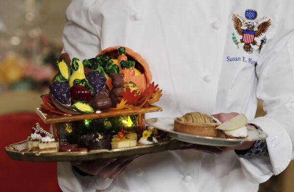 White House Executive Pastry Chef Susan Morrison holds dessert trays in the festival seasonal theme of Celebrating the Autumn's Harvest during a preview in advance of the State Dinner in honor of the Official Visit of Italian Prime Minister Matteo Renzi and his wife Agnese Landini in the State Dining Room of the White House in Washington, Monday, Oct. 17, 2016 - Sputnik International