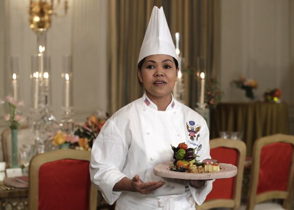 White House Executive Chef Cris Comerford holds a tray of what will be served during a preview in advance of the State Dinner in honor of the Official Visit of Italian Prime Minister Matteo Renzi and his wife Agnese Landini in the State Dining Room of the White House in Washington, Monday, Oct. 17, 2016 - Sputnik International