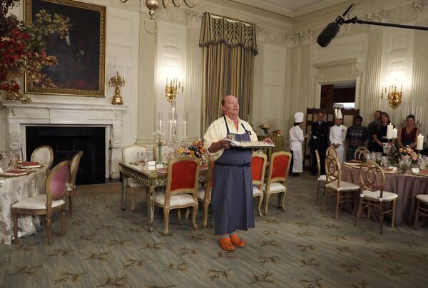 American chef Mario Batali holds a tray of pasta during a preview in advance of the State Dinner in honor of the Official Visit of Italian Prime Minister Matteo Renzi and his wife Agnese Landini in the State Dining Room of the White House in Washington, Monday, Oct. 17, 2016 - Sputnik International