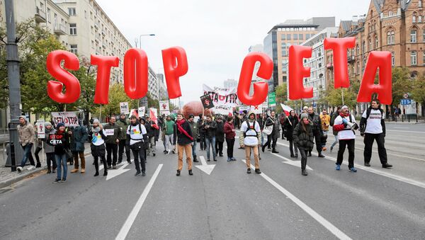 People march to protest against the planned CETA free trade agreement (Comprehensive Economic and Trade Agreement) between the European Union and Canada. - Sputnik International