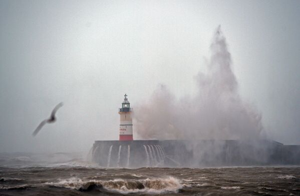 Waves crash over Newhaven Lighthouse on the south coast of England - Sputnik International