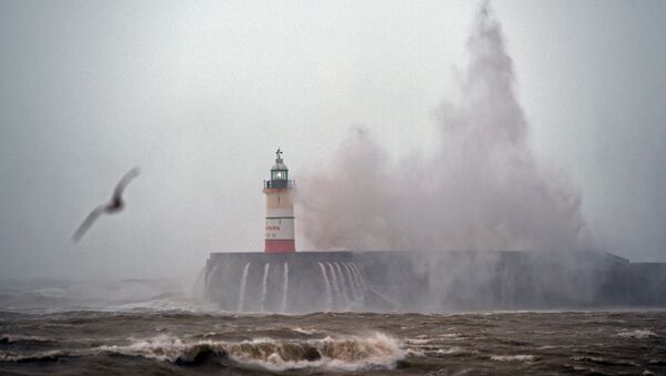 Waves crash over Newhaven Lighthouse on the south coast of England - Sputnik International