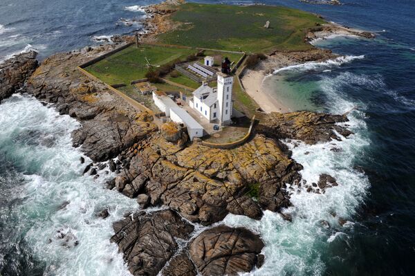 Picture taken on April 20, 2008 shows the lighthouse known as phare des moutons on the Glenan islands, off Brittany, western France. - Sputnik International