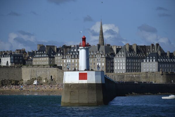 Lighthouse near the walled city of Saint-Malo, Brittany, western France. - Sputnik International