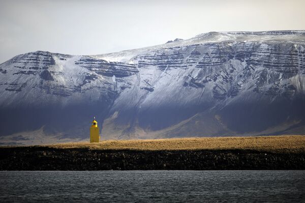 The sun shines on a yellow lighthouse outside Reykjavik harbour. - Sputnik International