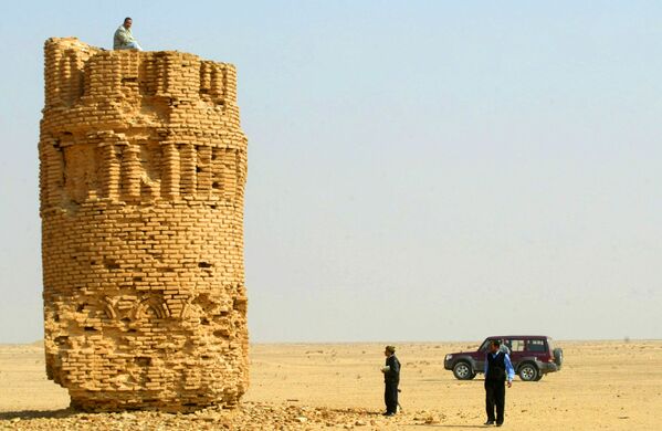 Iraqi officials and policemen inspect the ruins of Mujada or al-Mawqada lighthouse in al-Jazira area in the western desert of the shrine city of Karbala, central Iraq. - Sputnik International