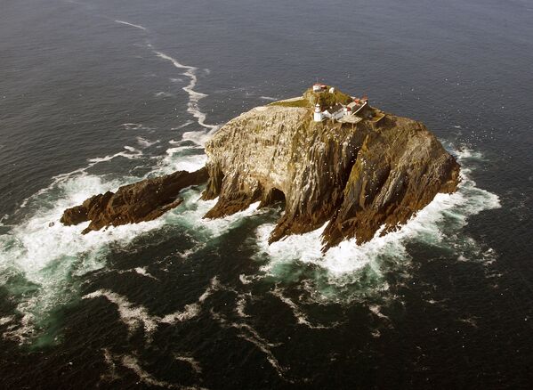 Aerial picture taken June 6, 2007, of the Bull Rock lighthouse, southwest off Ireland. - Sputnik International