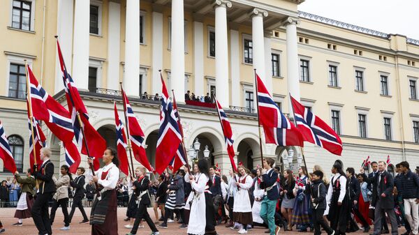 Children take part in a parade to celebrate Norway's Independence Day outside the Castle in Oslo - Sputnik International
