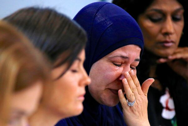A relative of asylum seekers, currently being held on the tiny south Pacific island of Nauru, known only as 'Fida', cries during a media conference to officially launch rights group Amnesty International's report titled 'Island of Despair - Australia's Processing of Refugees on Nauru' in Sydney, Australia, October 18, 2016. A relative of asylum seekers, currently being held on the tiny south Pacific island of Nauru, known only as 'Fida', cries during a media conference to officially launch rights group Amnesty International's report titled 'Island of Despair - Australia's Processing of Refugees on Nauru' in Sydney, Australia, October 18, 2016. - Sputnik International