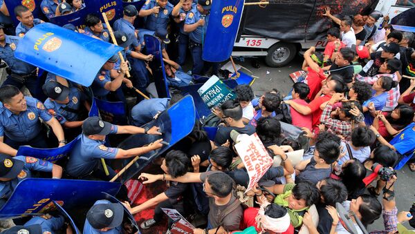 Various activist and Indigenous People's (IP) groups clash with anti-riot policemen during a protest against the continuing presence of U.S. troops in the Philippines in front of the U.S. Embassy in metro Manila, Philippines October 19, 2016. - Sputnik International