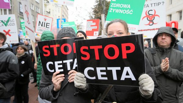 People protest against the planned CETA free trade agreement (Comprehensive Economic and Trade Agreement) between the European Union and Canada, and similar plans between EU and United States (TTIP) in Warsaw, Poland October 15, 2016 - Sputnik International