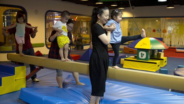 Children are guided by their parents during classes at the Inspire Sports private gym in Shanghai, China. (File) - Sputnik International