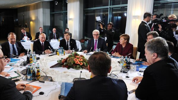 Russian President Vladimir Putin, German Chancellor Angela Merkel, background 2nd right, and Ukrainian President Petro Poroshenko, foreground right, during the Normandy format meeting between the leaders of Germany, Russia, Ukraine and France on settling the Ukrainian conflict, at the Paul Loebe Haus parliamentary building in Berlin. (File) - Sputnik International