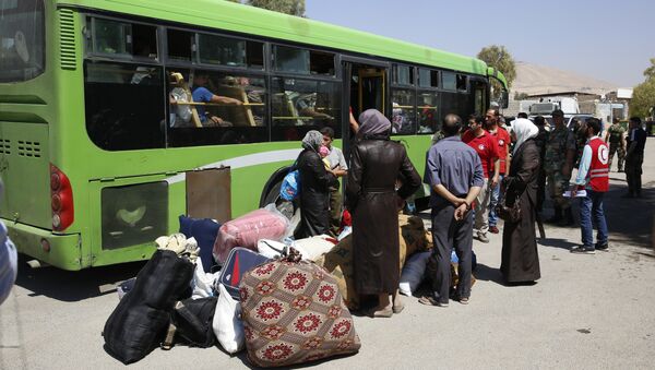 People board buses leaving the Moadamiyeh suburb of Damascus, Syria - Sputnik International