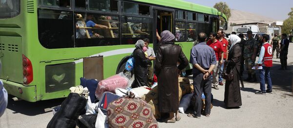People board buses leaving the Moadamiyeh suburb of Damascus, Syria - Sputnik International