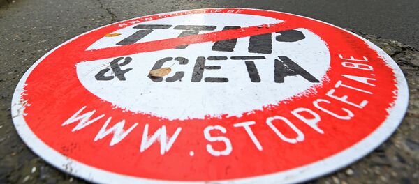 A cyclist rides past a placard reading  STOP TTIP CETA outside the EU Council headquarters ahead of a European Union leaders summit in Brussels, Belgium October 20, 2016. - Sputnik International