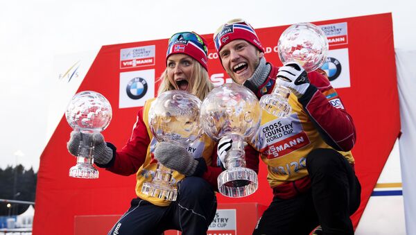 Norway's Therese Johaug (L) and Norway's Martin Johnsrud Sundby pose with their overall World Cup trophies during the winners presentation at the FIS Cross-Country World Cup on March 16, 2014 in Falun - Sputnik International