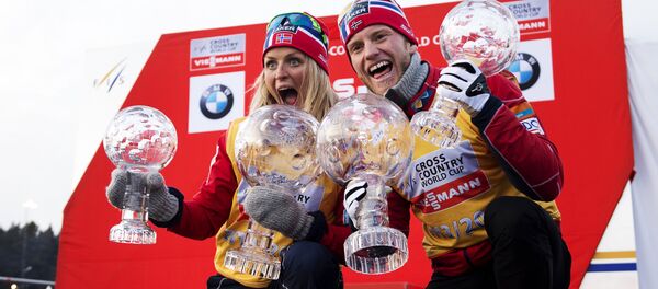 Norway's Therese Johaug (L) and Norway's Martin Johnsrud Sundby pose with their overall World Cup trophies during the winners presentation at the FIS Cross-Country World Cup on March 16, 2014 in Falun - Sputnik International