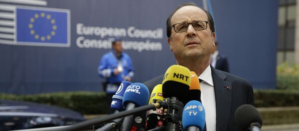 French President Francois Hollande speaks to media reporters as he arrives for the EU summit in Brussels, Thursday, Oct. 20, 2016. - Sputnik International
