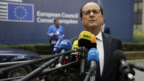 French President Francois Hollande speaks to media reporters as he arrives for the EU summit in Brussels, Thursday, Oct. 20, 2016. - Sputnik International