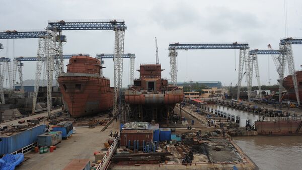 Indian workers build ships at the ABG Shipyard at Magdalla Port, near Surat around 280 Km from Ahmedabad. (File) - Sputnik International
