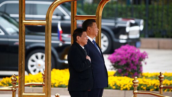 President of the Philippines Rodrigo Duterte (L) and Chinese President Xi Jinping attend a welcoming ceremony at the Great Hall of the People in Beijing, China, October 20, 2016. - Sputnik International