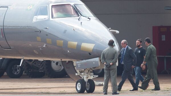 The former president of the Chamber of Deputies Eduardo Cunha, is escorted to a Federal Police's plane, departing to Curitiba where he should fulfill his provisionally arrest, which was issued this morning, at the Hangar of the Federal Police in Brasilia - Sputnik International