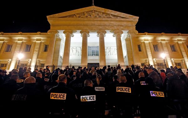 Police officers gather during an unauthorised protest against anti-police violence in front of the Marseille's courthouse, France, October 20, 2016. Police officers gather during an unauthorised protest against anti-police violence in front of the Marseille's courthouse, France, October 20, 2016. - Sputnik International