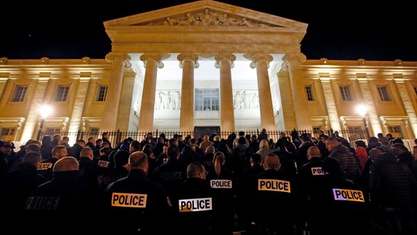 Police officers gather during an unauthorised protest against anti-police violence in front of the Marseille's courthouse, France, October 20, 2016. - Sputnik International
