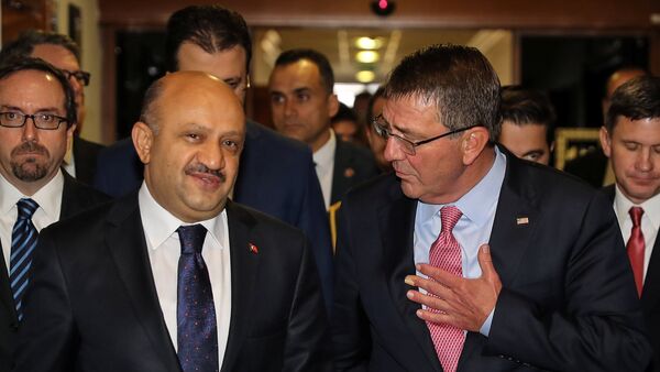 Turkey's Defense Minister Fikri Isik (L) welcomes U.S. Defense Secretary Ash Carter upon his arrival to a meeting in Ankara, Turkey - Sputnik International