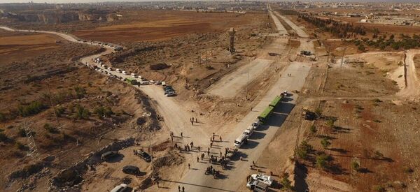 Law enforcement officers near cars and ambulances in a humanitarian corridor along the Castello Road in northern Aleppo, Syria - Sputnik International