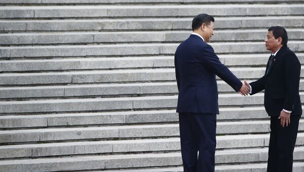 President of the Philippines Rodrigo Duterte (R) and Chinese President Xi Jinping shake hands as they attend a welcoming ceremony at the Great Hall of the People in Beijing, China, October 20, 2016. - Sputnik International
